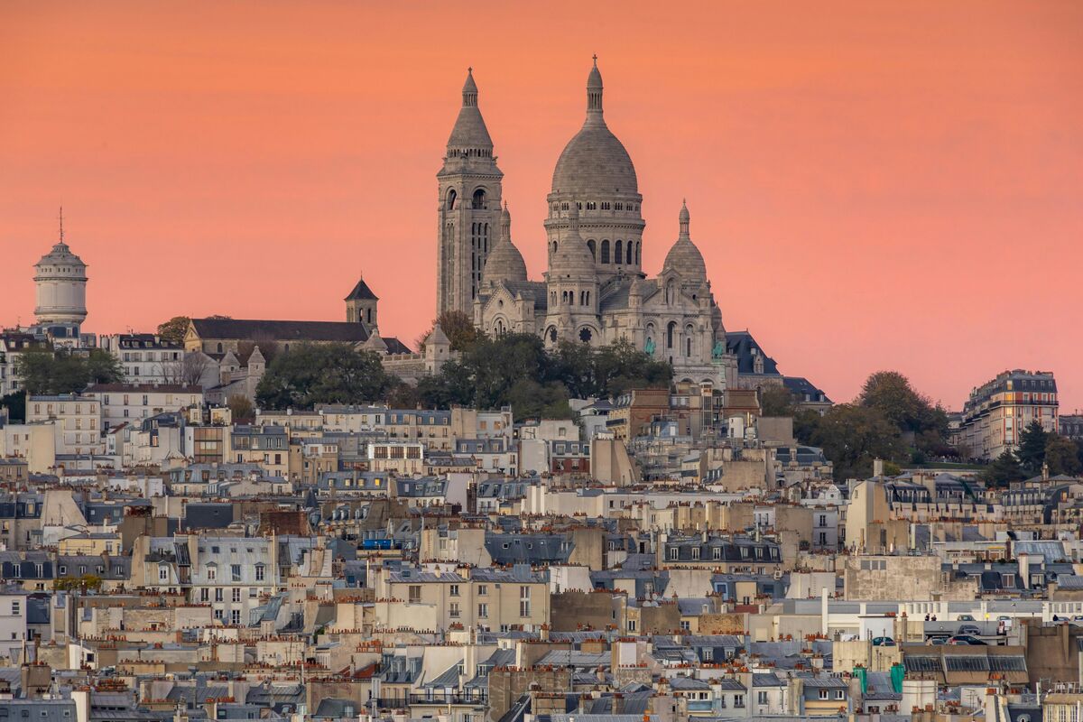 Scenic view of a secret Parisian alley with ivy-covered buildings and hidden charm